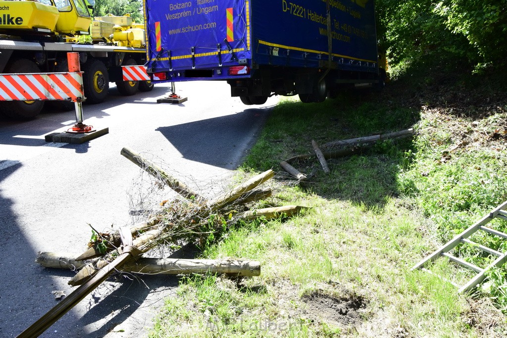 LKW in Boeschung A 3 Rich Frankfurt Hoehe Roesrath Lohmar P186.JPG - Miklos Laubert